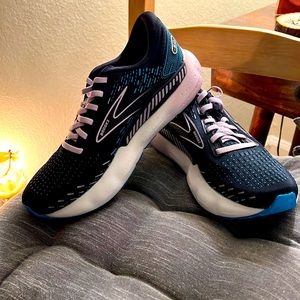 Brand new women’s Brooks Glycerin GTS 20 Supportive running shoes.